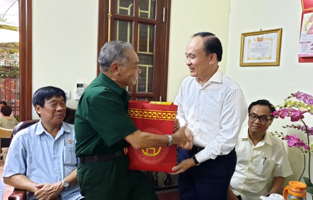 Phó Chủ tịch Thường trực HĐND TP Nguyễn Ngọc Tuấn thăm các gia đình chính sách quận Nam Từ Liêm